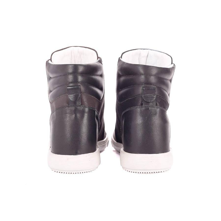 Zapatilla con detalle en el caño