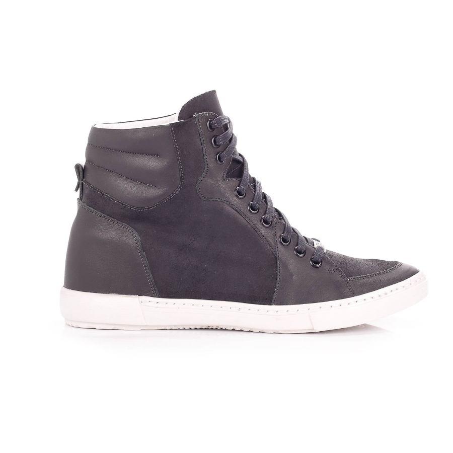 Zapatilla con detalle en el caño