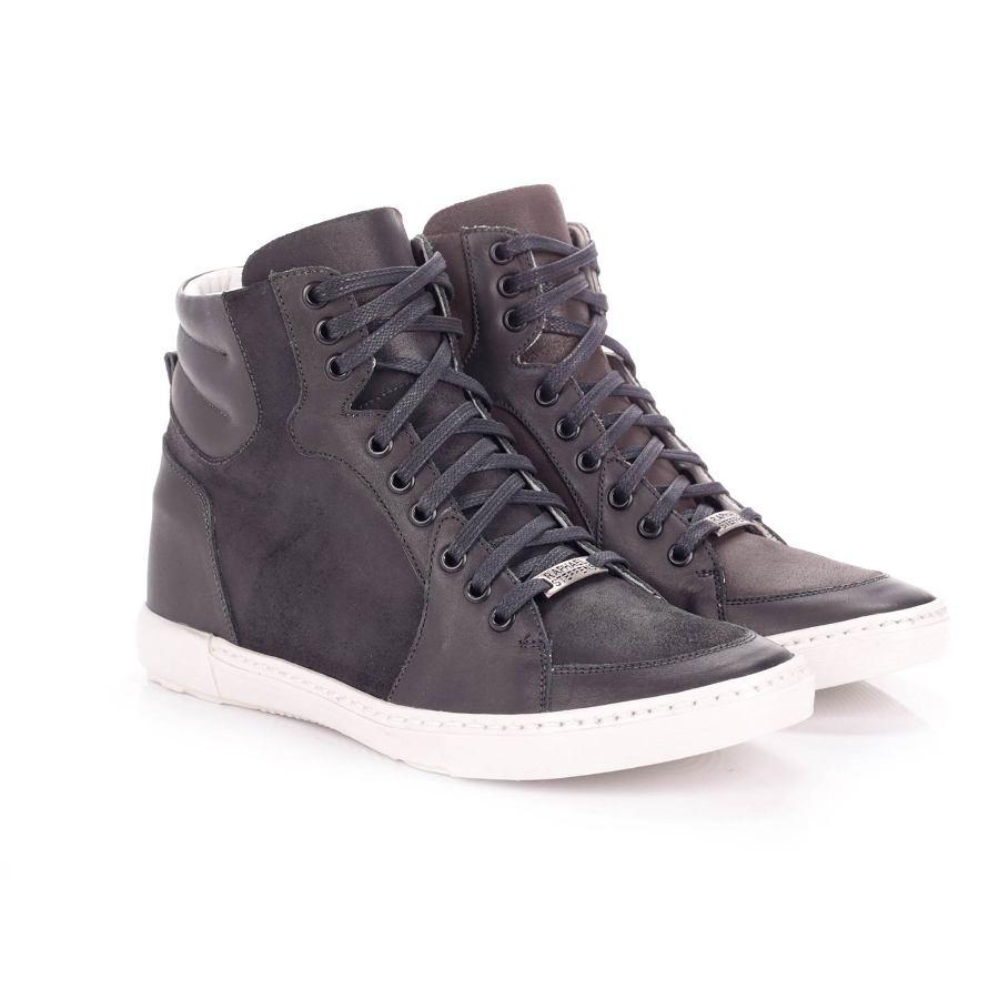 Zapatilla con detalle en el caño